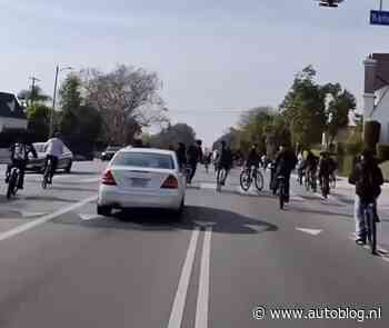 Video: Mercedes-rijder heeft het gehad met fietsers op de rijbaan