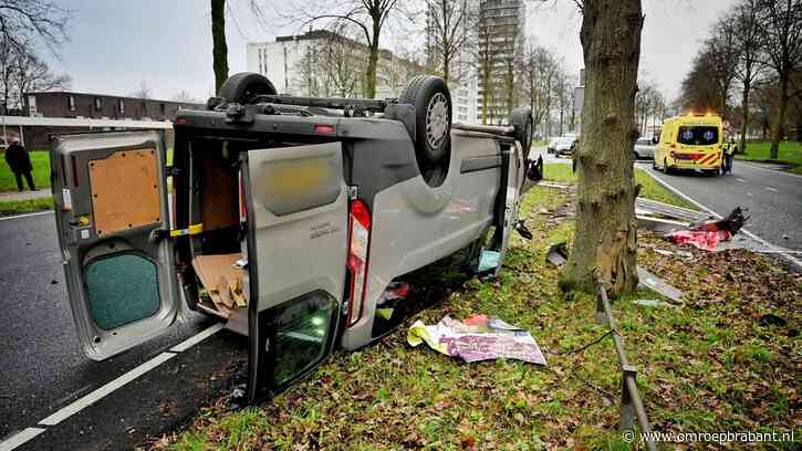 Auto op z'n kop bij crash, omstanders schieten beklemde chauffeur te hulp