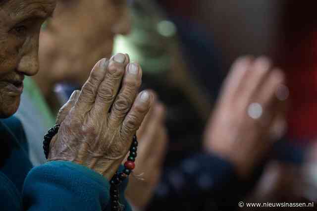 Tenten arriveren voor overlevenden van de aardbeving waarbij 126 mensen om het leven kwamen in het ijskoude Tibet op grote hoogte