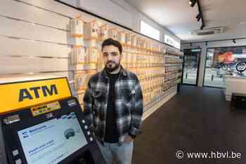Jawad uit Hasselt is eerste Limburger met geldautomaat in zijn winkel: “Het draait als zot”