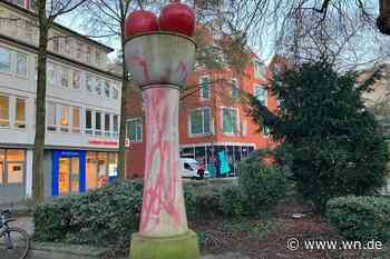 Kirschen-Skulptur am Harsewinkelplatz mit Farbe beschmiert