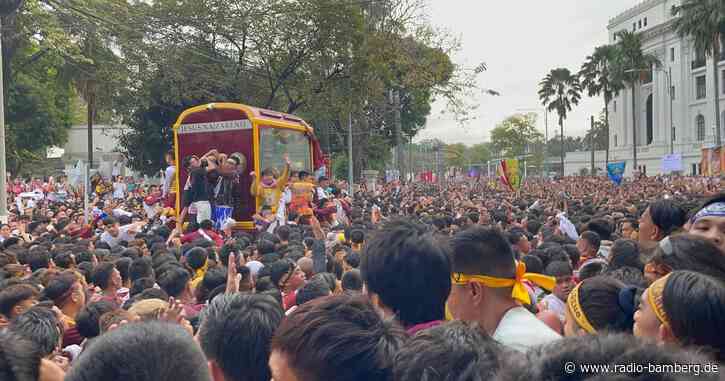 Barfuß durch Manila: Millionen Katholiken huldigen Statue