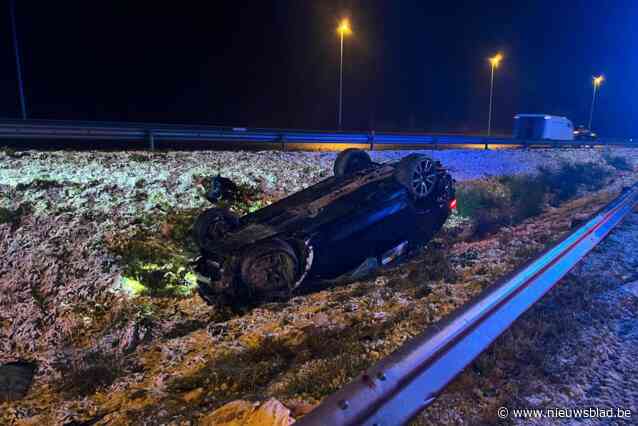 Jongen (12) overleden bij crash op E40: ouders en drie andere kinderen gewond, meer details bekend over mogelijke oorzaak