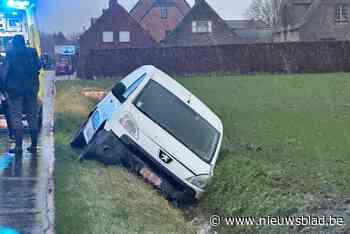 Auto belandt in gracht