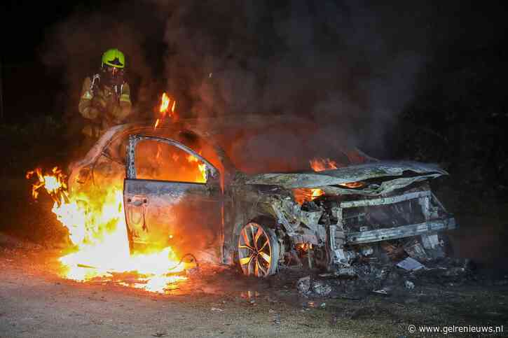 Auto volledig uitgebrand op verlaten parkeerplaats