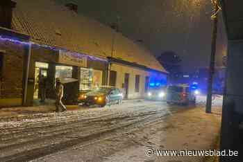 Jongeman slipt met BMW in sneeuw: schade aan voorgevel trofeewinkel is aanzienlijk