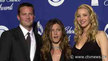 Lisa Kudrow recently found a note Matthew Perry left for her in a ‘Friends’ prop