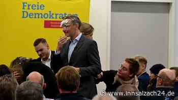 Lindner bei Auftritt mit Schaum beworfen