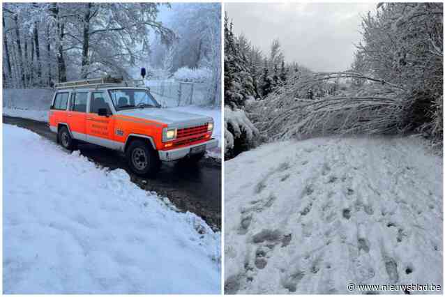 Met “oude vertrouwde jeep” raakt brandweer op heuvel voor gevallen boom door hevige sneeuw