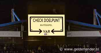 Scheidsrechters krijgen microfoon en gaan in bekertoernooi VAR-besluit uitleggen aan fans