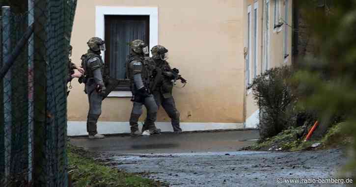 Mann bedroht Polizisten mit Messer – Großeinsatz im Landkreis Kulmbach