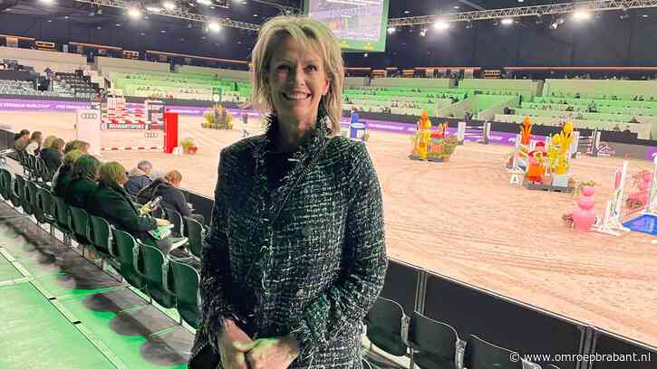 Anky van Grunsven valt van paard en moet met ambulance afgevoerd worden