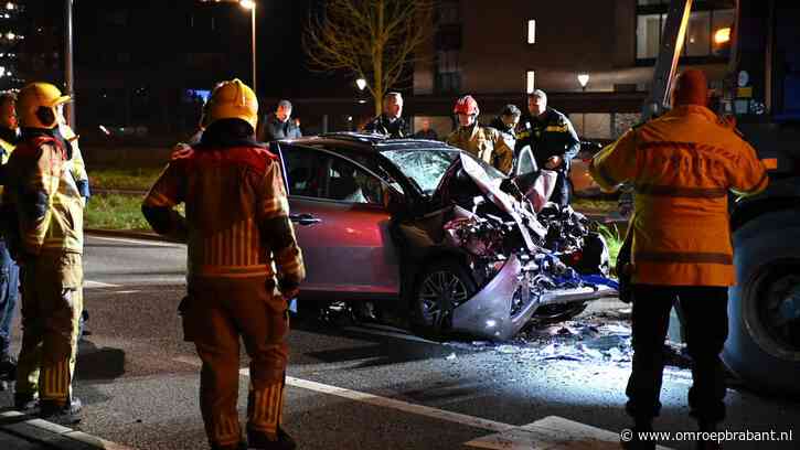Twee gewonden nadat auto op strooiwagen botst