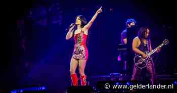 Davina Michelle regent kletsnat tijdens climax van Vrienden van Amstel Live: ‘Water is 6 graden’