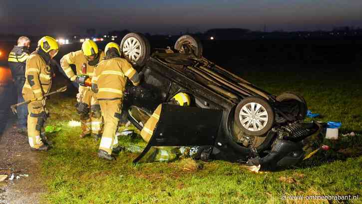 Auto slaat over de kop door gladheid, brandweer moet vrouw bevrijden