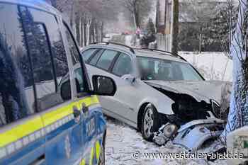 Unfall in Warburg: Mercedes prallt im Schnee gegen Baum