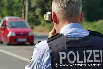 Kontrolle bei Warburg: Frau (32) rast mit Tempo 144 über B 252