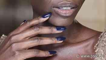 Der Nagellack-Trend "Nayblue" sorgt im Winter 2025 für schnellen Luxus