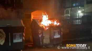 Cassonetto dei rifiuti in fiamme al Tufello