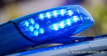 Unfallflucht in Eckernförde: Fahrer stößt mit Lkw gegen Auto