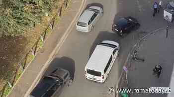 Roma, l'ennesima auto in sosta selvaggia blocca il bus e paralizza il traffico