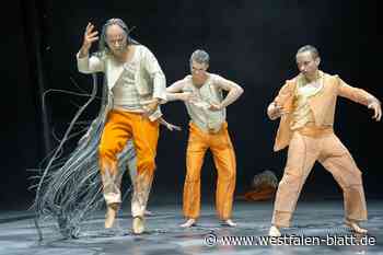 Auf der Bühne wird es absurd