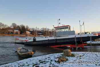 Veerpont opnieuw deels in het water door hoge Maas
