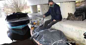 Arjan woont al 2,5 jaar in opblaasbare kajak: ‘Gun niemand dit onzekere bestaan’