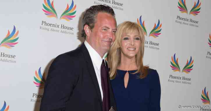 Lisa Kudrow says Matthew Perry left a note for her inside a recognizable 'Friends' prop