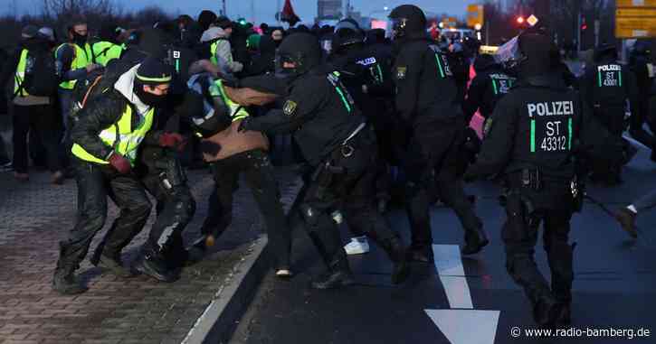 Teils aufgeheizte Lage bei Anti-AfD-Protesten in Riesa