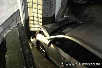 Twintiger verliest controle over stuur, glijdt helling naar beneden en belandt tegen garagepoort: “Hopelijk heeft hij een goede verzekering”