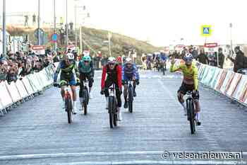 Bijna 3500 wielrenners aan start van strandrace Egmond-Pier-Egmond; Timothy Dupont wint voor 3e keer, Puck Pinxt pakt zege bij de dames