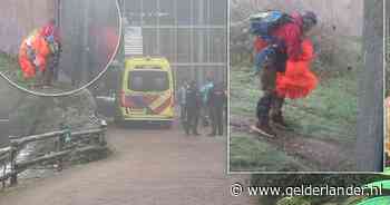 Parachutesprong gaat helemaal mis: persoon landt in apenverblijf dierentuin, ander wordt gewond in bos gevonden