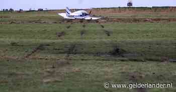 Sportvliegtuig maakt noodlanding in Marken, twee inzittenden ongedeerd