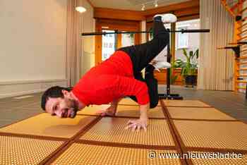 “Een schoon lijf krijg je er vanzelf bij”: Burak (42) wil je sterker en leniger maken zonder fitnesstoestellen