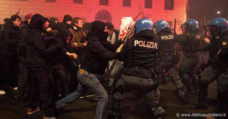 Cortei per Ramy, a Roma scontri tra manifestanti e Polizia. Lancio di bottiglie e petardi contro gli agenti, che caricano