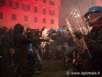 Scontri e bombe carta contro la polizia: feriti 8 agenti. Guerriglia per Ramy a Roma
