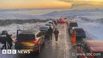 Gritters blocked in by '200 cars' in Peak District