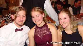 Beste Stimmung auf dem Dorfball in Schwabering beim Schmidmayer