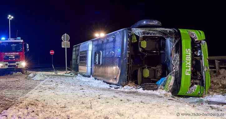 Polizei zu Unfall: Bus kam wegen Wetters von Fahrbahn ab