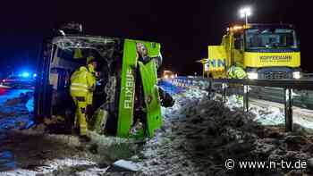 Zwei Tote auf A11: Verheerender Unfall: Windböe soll Flixbus erfasst haben