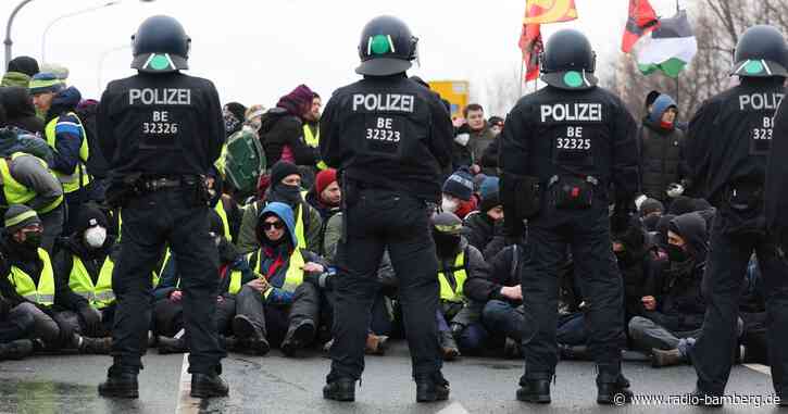 Proteste gegen AfD: Polizei ermittelt wegen Vorfall mit Hund