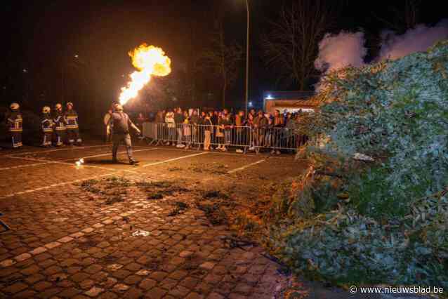 Warmte en gezelligheid rond brandende stapel kerstbomen