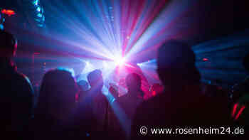 Vom Türsteher abgewiesen: „Jogginghosen-Pöbler“ bedroht Gäste vor Rosenheimer Club