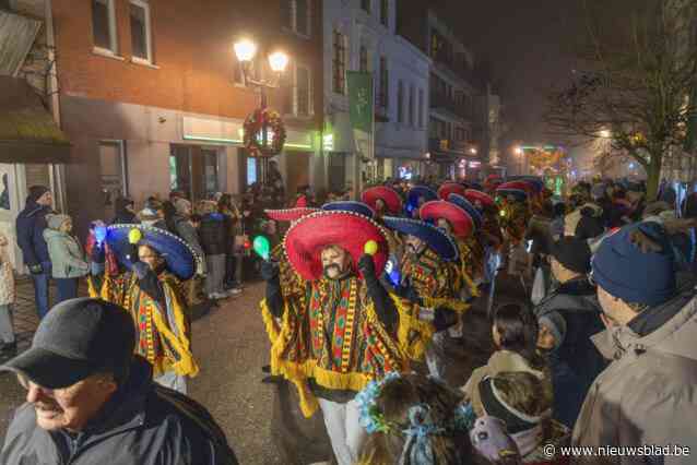 Bommels vieren als een van eersten in ons land carnaval in goed gevulde straten: “Vuurwerk kon niet doorgaan, maar dat maken we nog goed”