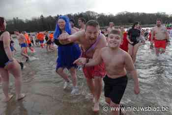 800 Wase ijsberen duiken nieuwe jaar in: “Door ambiance en groepsgevoel vergeet je de kou”