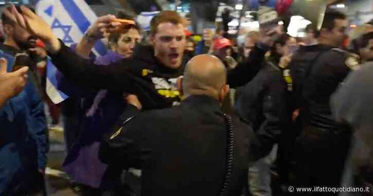 Tel Aviv, scontri con la polizia durante una protesta antigovernativa davanti al ministro della Difesa