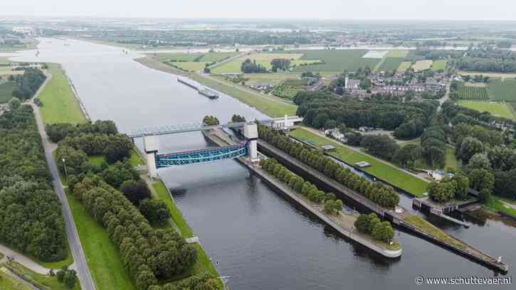 Rijkswaterstaat sluit hoogwaterkering Ravenswaaij in het Amsterdam-Rijnkanaal bij Wijk bij Duurstede