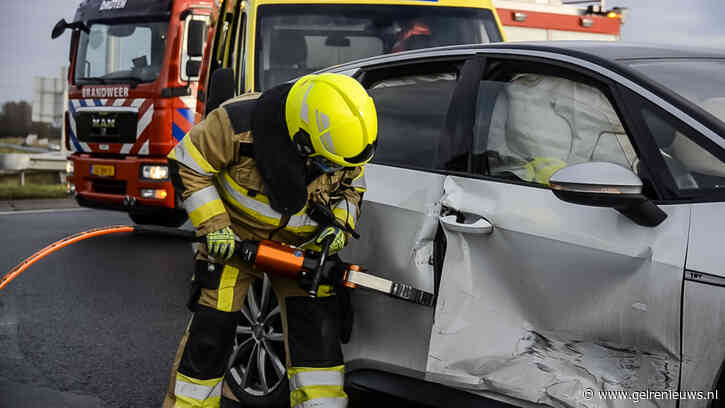 Auto’s raken met elkaar in botsing, brandweer knipt deur open om slachtoffer te bevrijden