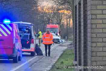 Inhaalmanoeuvre gaat mis: motorrijder (50) zwaargewond, maar niet in levensgevaar